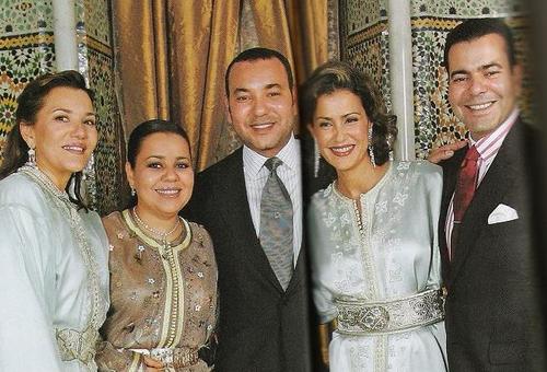 Король Мохаммед VI с братом Мулай Рашидом и сестрами: Лалла Хасна, Лалла Асма и Лалла Мерием