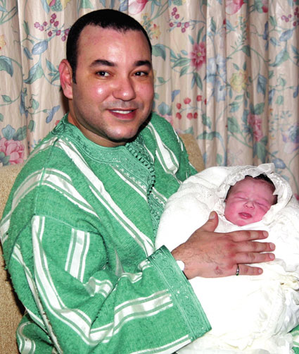 Король Мохамед VI и новорожденная Принцесса Лалла Хадиджа